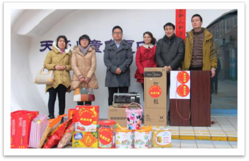 2014年2月12日 帶著新北區(qū)三井小學的部分兒童攜帶禮品等走進“常州天愛”與這些“星星的孩子”零距離的接觸。